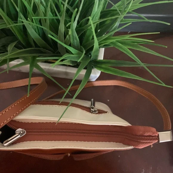 Vera Pelle ITALIAN LEATHER Chic Cream and Tan Crossbody Bag with V-Shaped Zipper - Picture 9 of 10